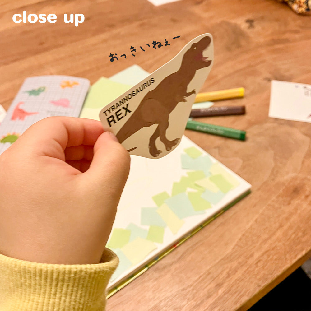 大きいシールを見て喜ぶ子どもの写真